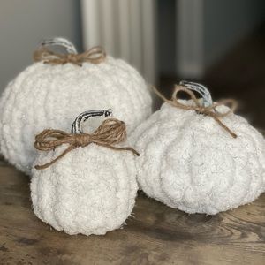 Chenille chunky-knit pumpkins
